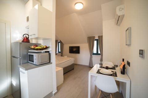 Studio, Courtyard View | Private kitchen | Electric kettle, highchair