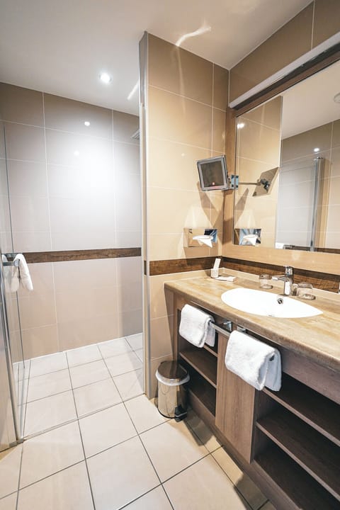 Superior Double or Twin Room | Bathroom | Shower, free toiletries, hair dryer, bathrobes