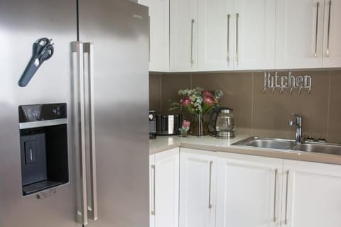 Luxury Apartment, Multiple Beds | Private kitchen | Full-size fridge, microwave, oven, stovetop