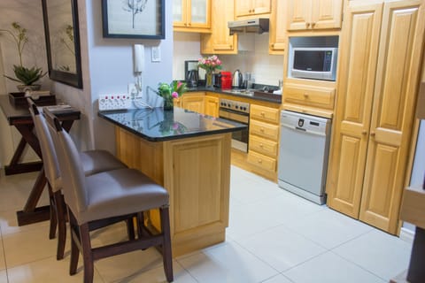 City Apartment | Private kitchen | Full-size fridge, microwave, oven, stovetop