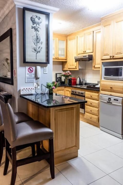 City Apartment | Private kitchen | Full-size fridge, microwave, oven, stovetop