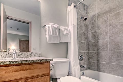 Condo, 3 Bedrooms | Bathroom | Combined shower/tub, free toiletries, hair dryer, towels