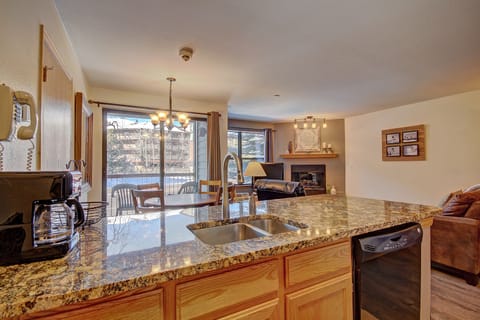 Premier Condo, 1 Bedroom | In-room dining