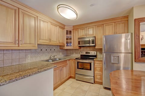 Condo, 3 Bedrooms | Private kitchen | Microwave, coffee/tea maker, toaster, paper towels