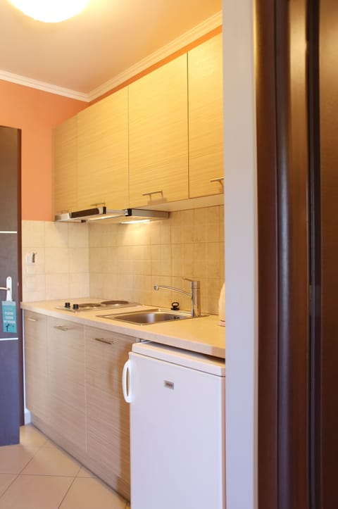 xxxExecutive Studio | Private kitchenette | Fridge, stovetop, coffee/tea maker, electric kettle