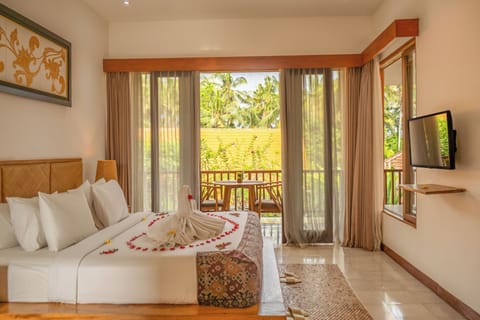 Suite Pool View | Premium bedding, minibar, in-room safe, individually decorated