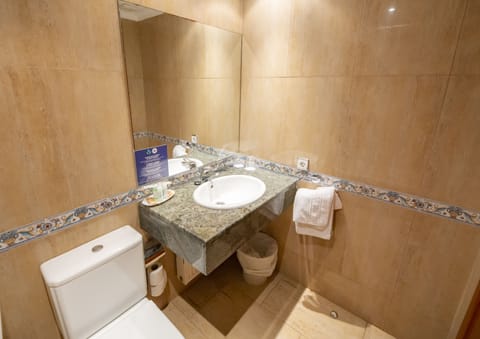 Economy Double or Twin Room | Bathroom | Free toiletries, hair dryer, towels