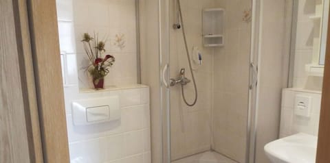Standard Single Room, Private Bathroom, Corner | Bathroom | Hair dryer, towels