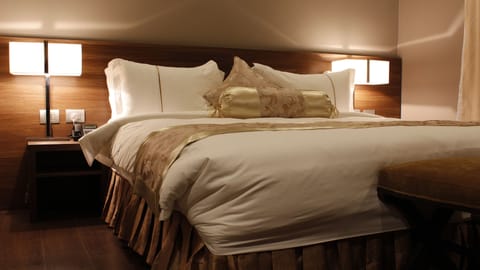 Executive Suite | Premium bedding, in-room safe, desk, laptop workspace