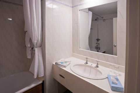 Combined shower/tub, free toiletries, hair dryer, towels