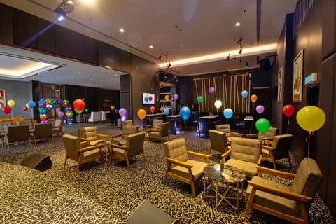 2 bars/lounges, lobby lounge