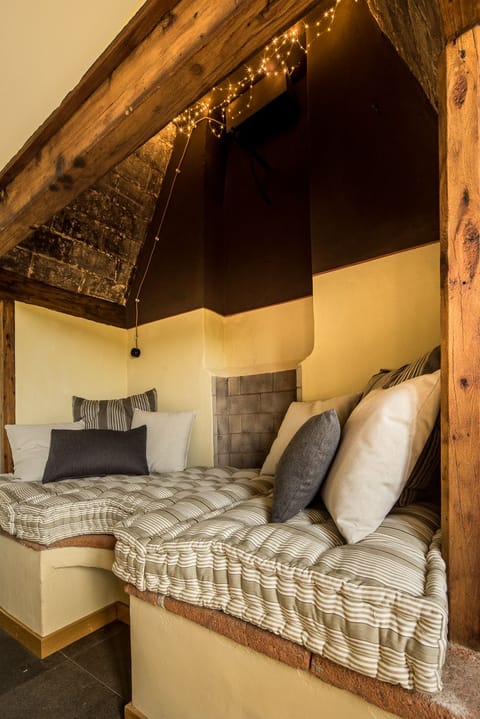 Suite (10) | Living area | Flat-screen TV