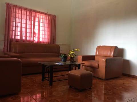 Deluxe Twin Room, 2 Bedrooms, Patio, Garden View | Living room