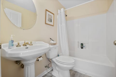 The Al Capone Suite | Bathroom | Combined shower/tub, free toiletries, towels, soap