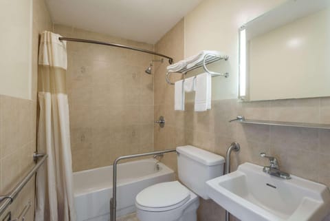 Combined shower/tub, free toiletries, hair dryer, towels