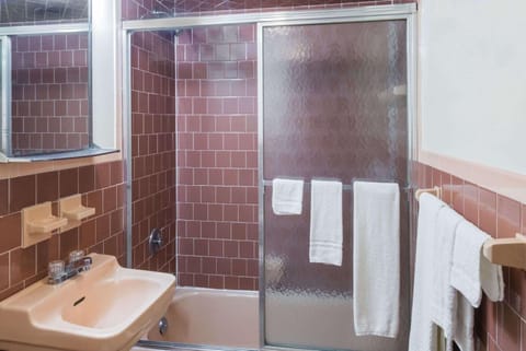 Combined shower/tub, free toiletries, hair dryer, towels