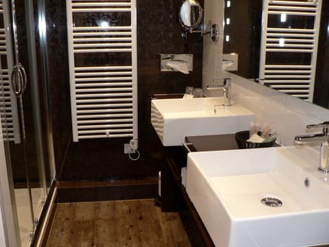 Shower, free toiletries, hair dryer, towels