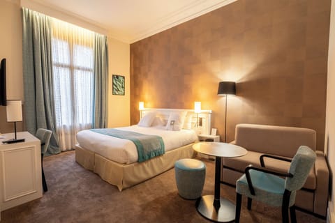 Executive Room, 1 Queen Bed, Non Smoking | Premium bedding, pillowtop beds, minibar, in-room safe