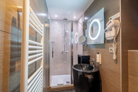 Exclusive Room, 1 King Bed, Non Smoking | Bathroom | Shower, free toiletries, hair dryer, towels