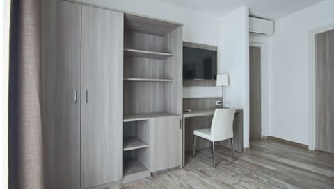 Premium bedding, minibar, desk, free WiFi