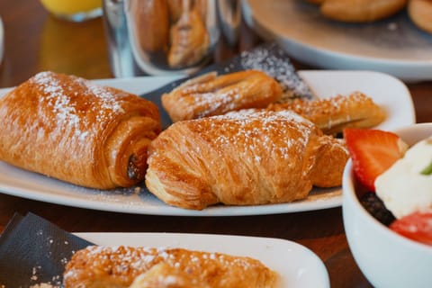 Daily full breakfast (GBP 24 per person)