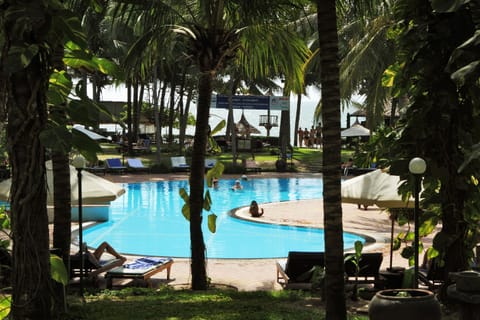 Outdoor pool, pool umbrellas, sun loungers