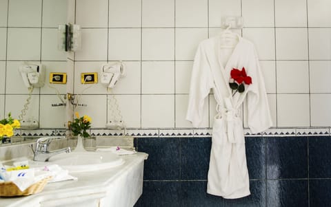 Superior Room, Sea View | Bathroom | Free toiletries, hair dryer, towels