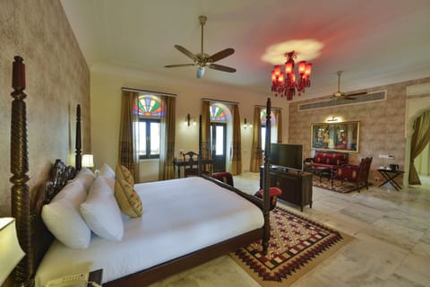 Maharawal Suite | Minibar, in-room safe, desk, iron/ironing board