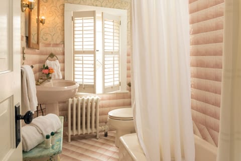 The Patriot's Quarters | Bathroom | Shower, hair dryer, bathrobes, towels