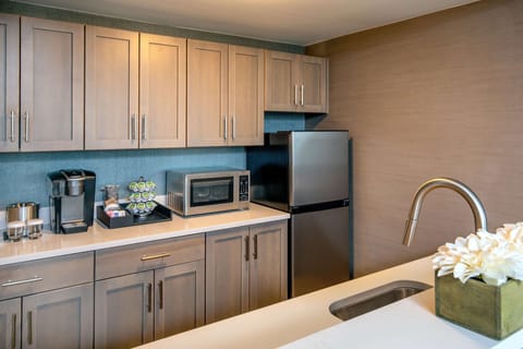 Suite (North Shore Suite with Parlor) | Private kitchen | Fridge, coffee/tea maker