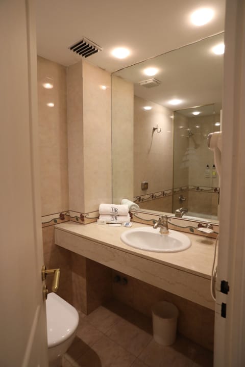 Classic Room, 1 King Bed | Bathroom | Shower, bidet, towels