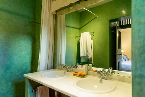 Junior Suite | Bathroom | Combined shower/tub, free toiletries, hair dryer, towels