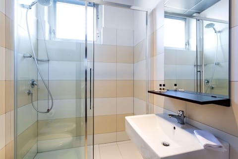 Shower, hair dryer, bidet, towels