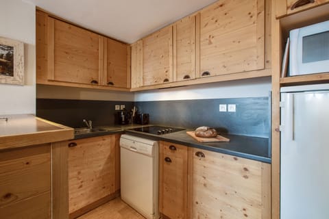 Apartment 8 people - 2 bedrooms + 1 sleeping alcove - Mountain view - South-facing | Private kitchenette | Fridge, microwave, stovetop, electric kettle