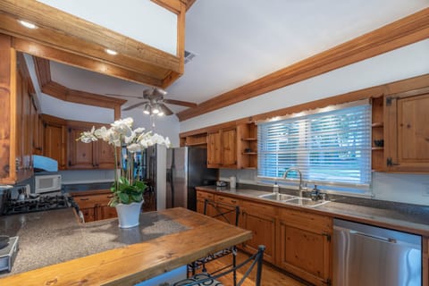 Cottage | Private kitchen | Oven, stovetop, dishwasher, cookware/dishes/utensils