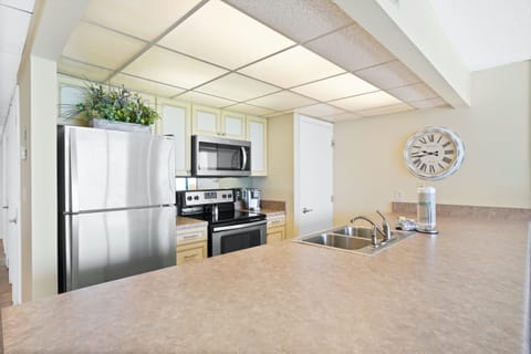 Condo, 2 Bedrooms, Ocean View (2-1105)  | Private kitchen | Fridge, microwave, oven, stovetop