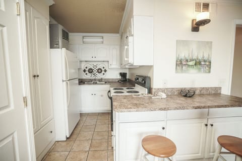 Condo, 1 Bedroom, Ocean View (402) | Private kitchen | Full-size fridge, microwave, oven, stovetop