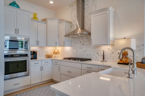 Townhome, 2 Bedrooms (Sea-In Is Believin') | Private kitchen | Fridge, microwave, oven, stovetop