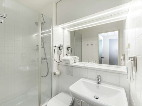 Standard Room, 2 Twin Beds | Bathroom | Shower, eco-friendly toiletries, hair dryer, towels