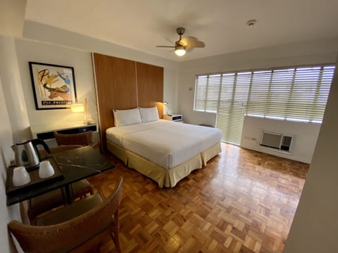 Standard Room, 1 King Bed, Non Smoking | Minibar, in-room safe, individually decorated, individually furnished