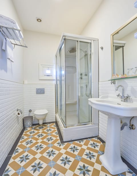 Deluxe Room, Balcony, Sea View | Bathroom | Shower, free toiletries, hair dryer, slippers