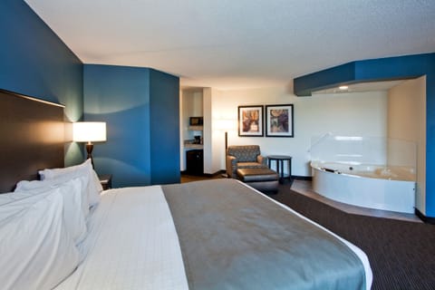 Deluxe Room, 1 King Bed, Non Smoking, Hot Tub | Blackout drapes, soundproofing, iron/ironing board