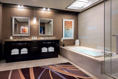One Bedroom Penthouse Suite | Bathroom | Eco-friendly toiletries, hair dryer, bathrobes, towels