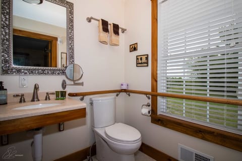 Basic Room, Private Bathroom, Mountain View | Bathroom | Free toiletries, hair dryer, towels