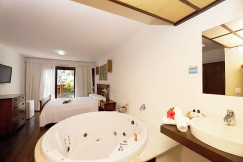 Classic Room, Jetted Tub | In-room safe, soundproofing, free WiFi, bed sheets