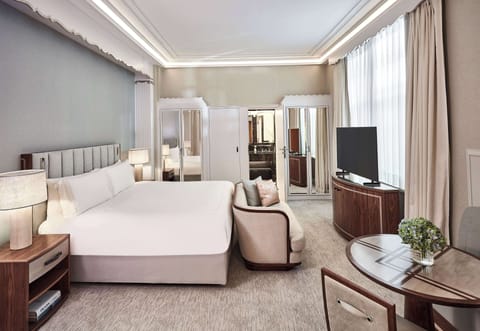 Claridge's Room | Premium bedding, free minibar items, in-room safe