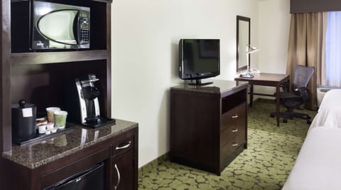 Premium bedding, in-room safe, desk, laptop workspace