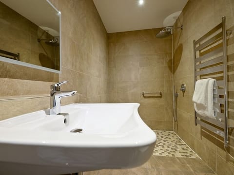 Standard Double or Twin Room | Bathroom