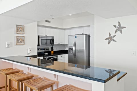 Condo, 1 Bedroom, Ocean View (926) | Private kitchen | Fridge, microwave, oven, stovetop