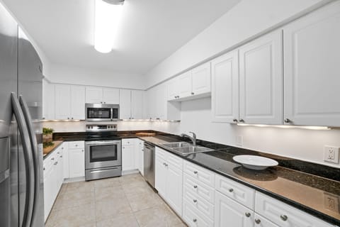 Condo, 3 Bedrooms, Sea View (2533) | Private kitchen | Fridge, microwave, oven, stovetop